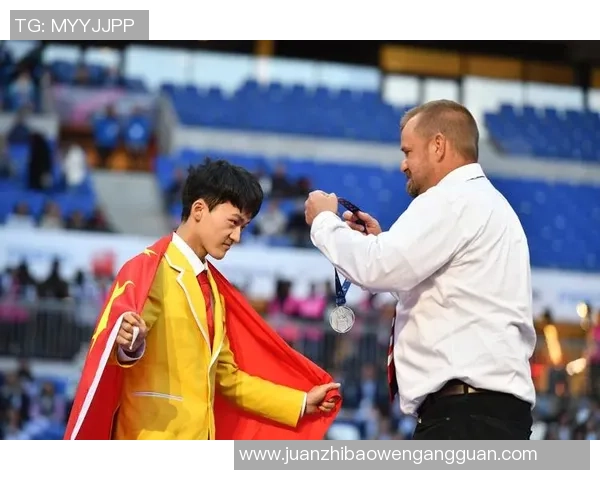 足球明星身披国旗展现爱国情怀激励年轻球员追逐梦想